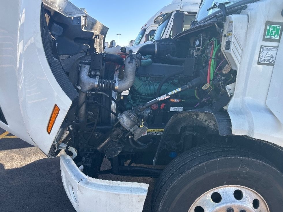 Day Cab Tractor-Heavy Duty Tractors-Volvo-2021-VNR64300-East Chicago-IN-572,995\n\t\tmiles-$ 32,750 - Image 14