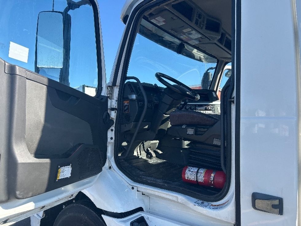 Day Cab Tractor-Heavy Duty Tractors-Volvo-2021-VNR64300-East Chicago-IN-572,995\n\t\tmiles-$ 32,750 - Image 7