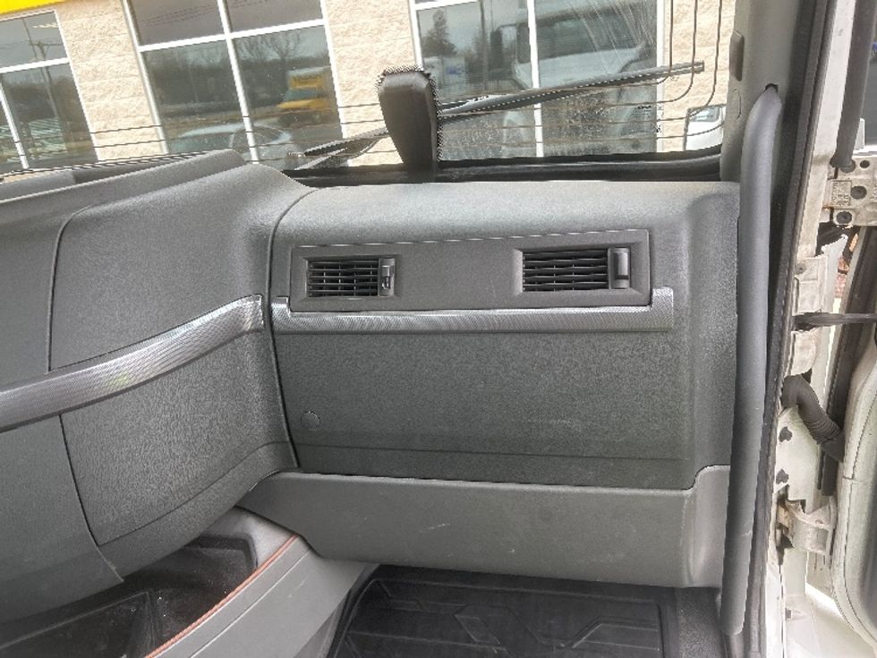 Day Cab Tractor-Heavy Duty Tractors-Volvo-2021-VNR64300-East Chicago-IN-578,935\n\t\tmiles-$ 32,250 - Image 11
