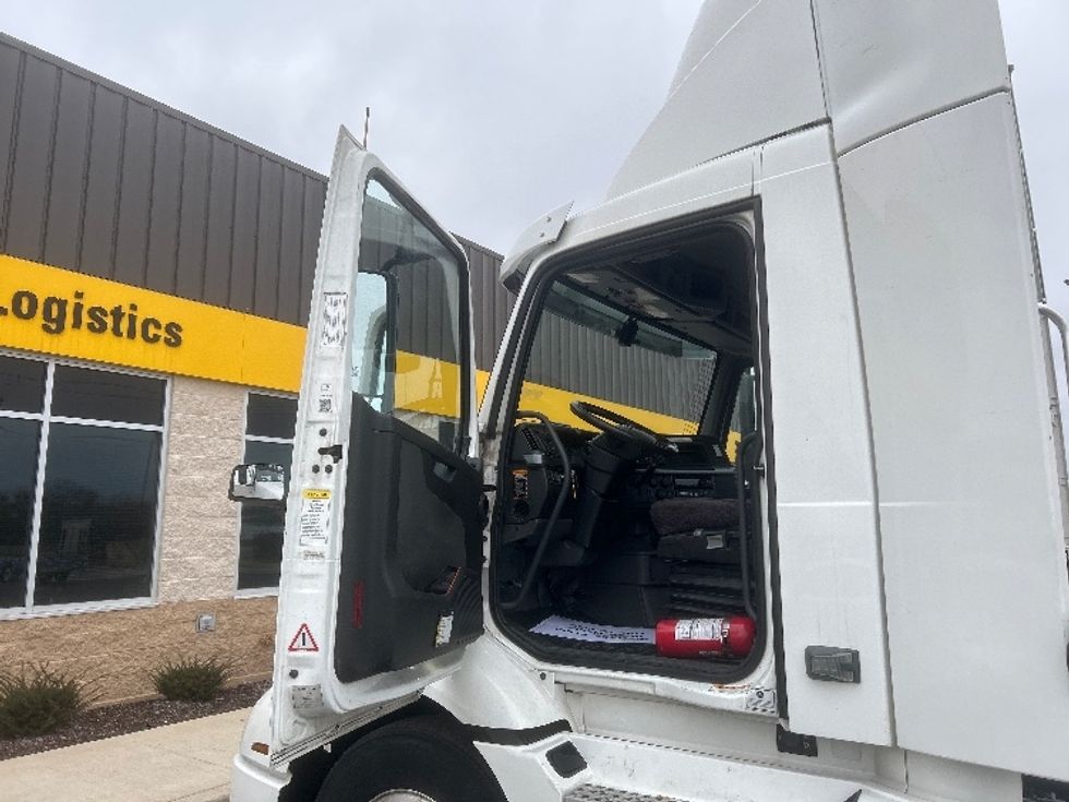 Day Cab Tractor-Heavy Duty Tractors-Volvo-2021-VNR64300-East Chicago-IN-578,935\n\t\tmiles-$ 32,250 - Image 7