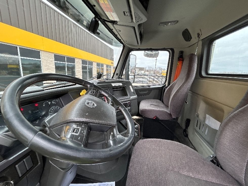 Day Cab Tractor-Heavy Duty Tractors-Volvo-2021-VNR64300-East Chicago-IN-578,935\n\t\tmiles-$ 32,250 - Image 8