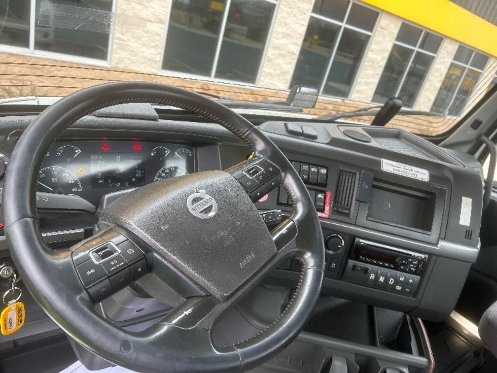 Day Cab Tractor-Heavy Duty Tractors-Volvo-2021-VNR64300-East Chicago-IN-578,935\n\t\tmiles-$ 32,250 - Image 9