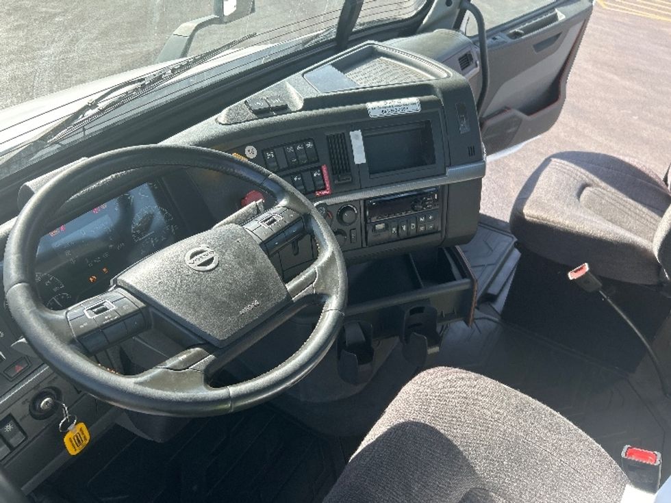 Day Cab Tractor-Heavy Duty Tractors-Volvo-2021-VNR64300-East Chicago-IN-579,466\n\t\tmiles-$ 32,250 - Image 10