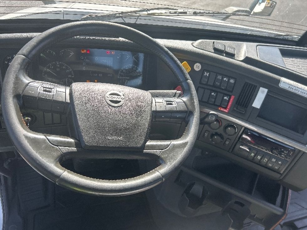 Day Cab Tractor-Heavy Duty Tractors-Volvo-2021-VNR64300-East Chicago-IN-579,466\n\t\tmiles-$ 32,250 - Image 11
