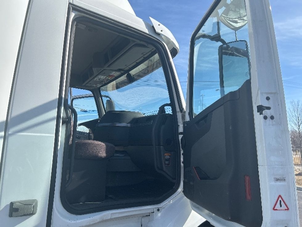 Day Cab Tractor-Heavy Duty Tractors-Volvo-2021-VNR64300-East Chicago-IN-579,466\n\t\tmiles-$ 32,250 - Image 12