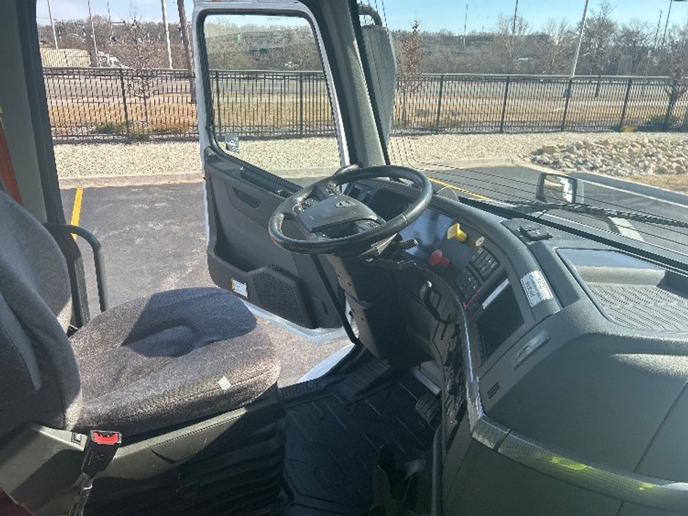 Day Cab Tractor-Heavy Duty Tractors-Volvo-2021-VNR64300-East Chicago-IN-579,466\n\t\tmiles-$ 32,250 - Image 14