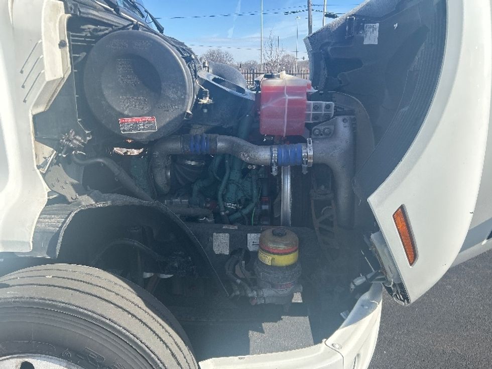 Day Cab Tractor-Heavy Duty Tractors-Volvo-2021-VNR64300-East Chicago-IN-579,466\n\t\tmiles-$ 32,250 - Image 15