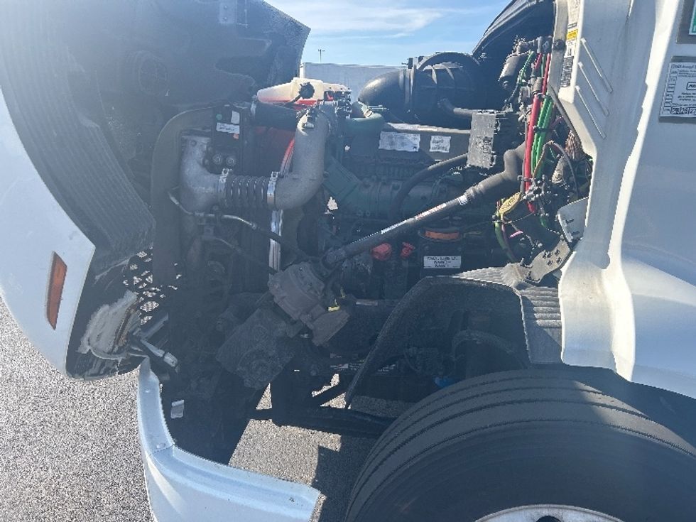 Day Cab Tractor-Heavy Duty Tractors-Volvo-2021-VNR64300-East Chicago-IN-579,466\n\t\tmiles-$ 32,250 - Image 16