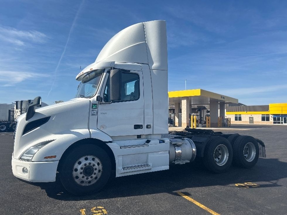 Day Cab Tractor-Heavy Duty Tractors-Volvo-2021-VNR64300-East Chicago-IN-579,466\n\t\tmiles-$ 32,250 - Image 4