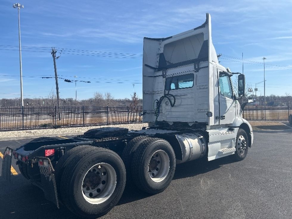 Day Cab Tractor-Heavy Duty Tractors-Volvo-2021-VNR64300-East Chicago-IN-579,466\n\t\tmiles-$ 32,250 - Image 7