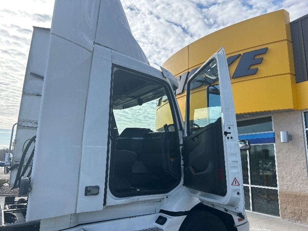 Day Cab Tractor-Heavy Duty Tractors-Volvo-2021-VNR64300-East Chicago-IN-580,803\n\t\tmiles-$ 32,000 - Image 10