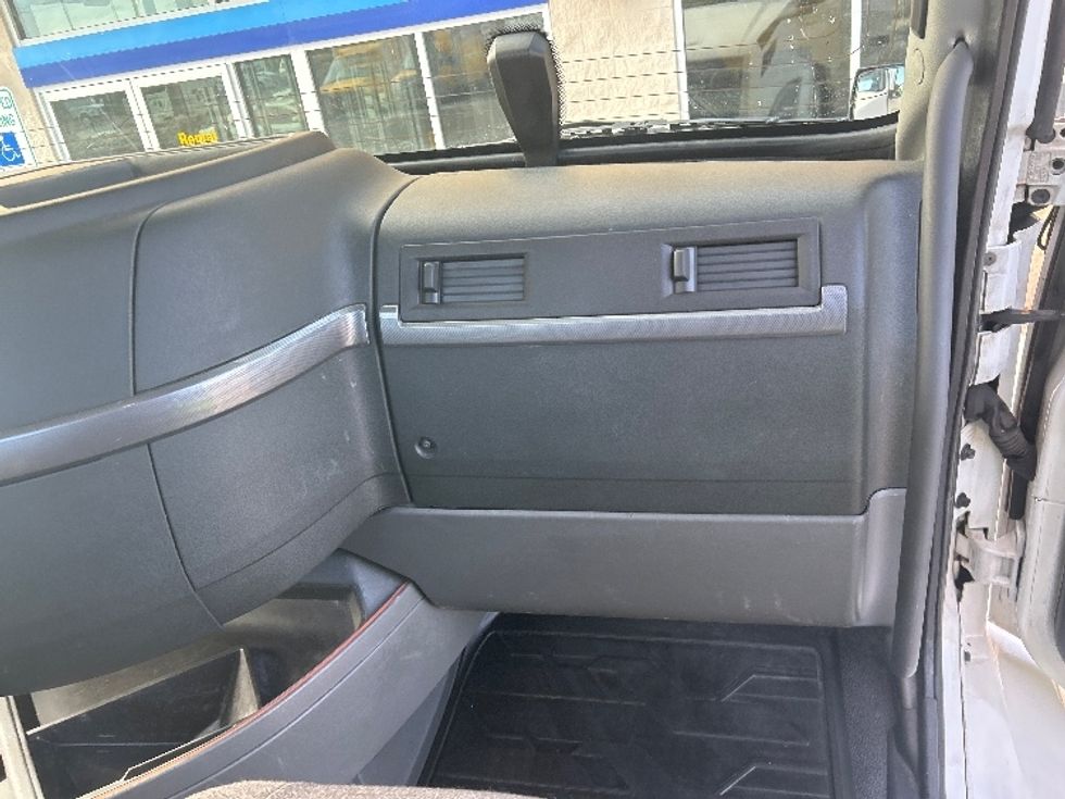 Day Cab Tractor-Heavy Duty Tractors-Volvo-2021-VNR64300-East Chicago-IN-580,803\n\t\tmiles-$ 32,000 - Image 11