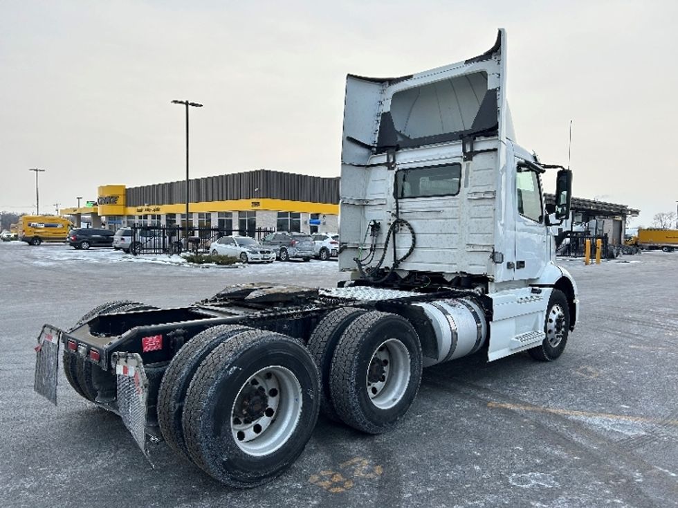 Day Cab Tractor-Heavy Duty Tractors-Volvo-2021-VNR64300-East Chicago-IN-580,803\n\t\tmiles-$ 32,000 - Image 6
