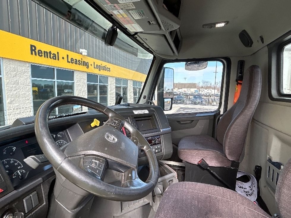 Day Cab Tractor-Heavy Duty Tractors-Volvo-2021-VNR64300-East Chicago-IN-580,803\n\t\tmiles-$ 32,000 - Image 8