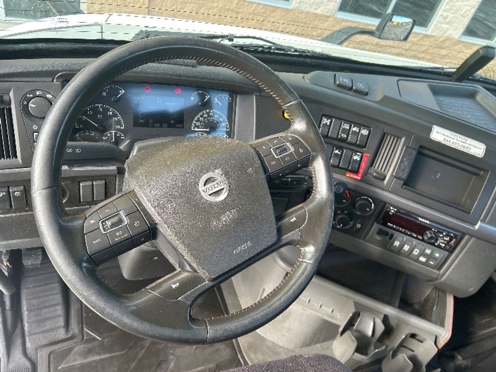 Day Cab Tractor-Heavy Duty Tractors-Volvo-2021-VNR64300-East Chicago-IN-580,803\n\t\tmiles-$ 32,000 - Image 9