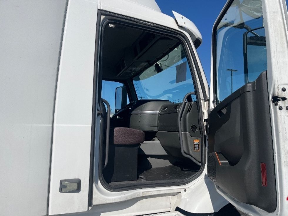 Day Cab Tractor-Heavy Duty Tractors-Volvo-2021-VNR64300-East Chicago-IN-581,358\n\t\tmiles-$ 32,000 - Image 10