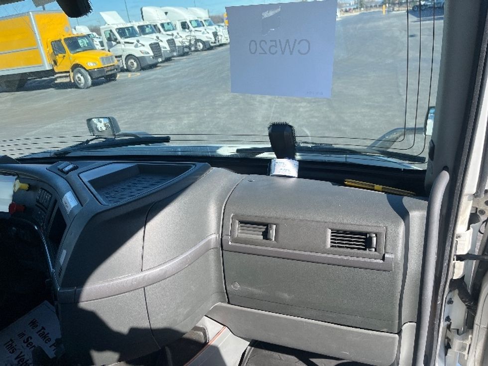 Day Cab Tractor-Heavy Duty Tractors-Volvo-2021-VNR64300-East Chicago-IN-581,358\n\t\tmiles-$ 32,000 - Image 11