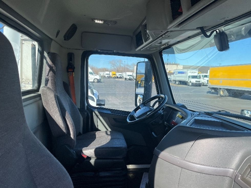 Day Cab Tractor-Heavy Duty Tractors-Volvo-2021-VNR64300-East Chicago-IN-581,358\n\t\tmiles-$ 32,000 - Image 12