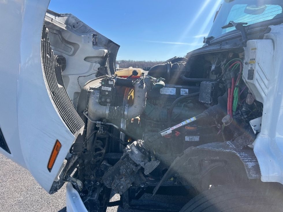 Day Cab Tractor-Heavy Duty Tractors-Volvo-2021-VNR64300-East Chicago-IN-581,358\n\t\tmiles-$ 32,000 - Image 14