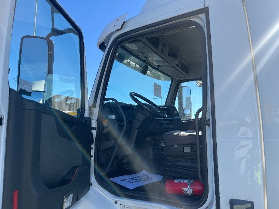 Day Cab Tractor-Heavy Duty Tractors-Volvo-2021-VNR64300-East Chicago-IN-581,358\n\t\tmiles-$ 32,000 - Image 7