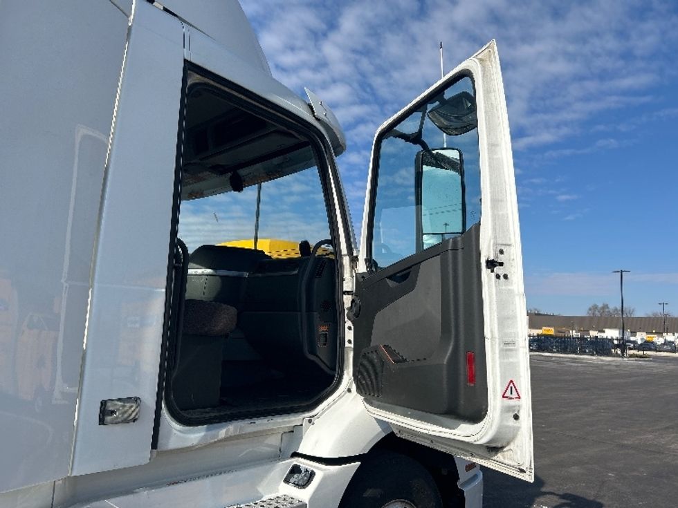 Day Cab Tractor-Heavy Duty Tractors-Volvo-2021-VNR64300-East Chicago-IN-587,672\n\t\tmiles-$ 31,500 - Image 10