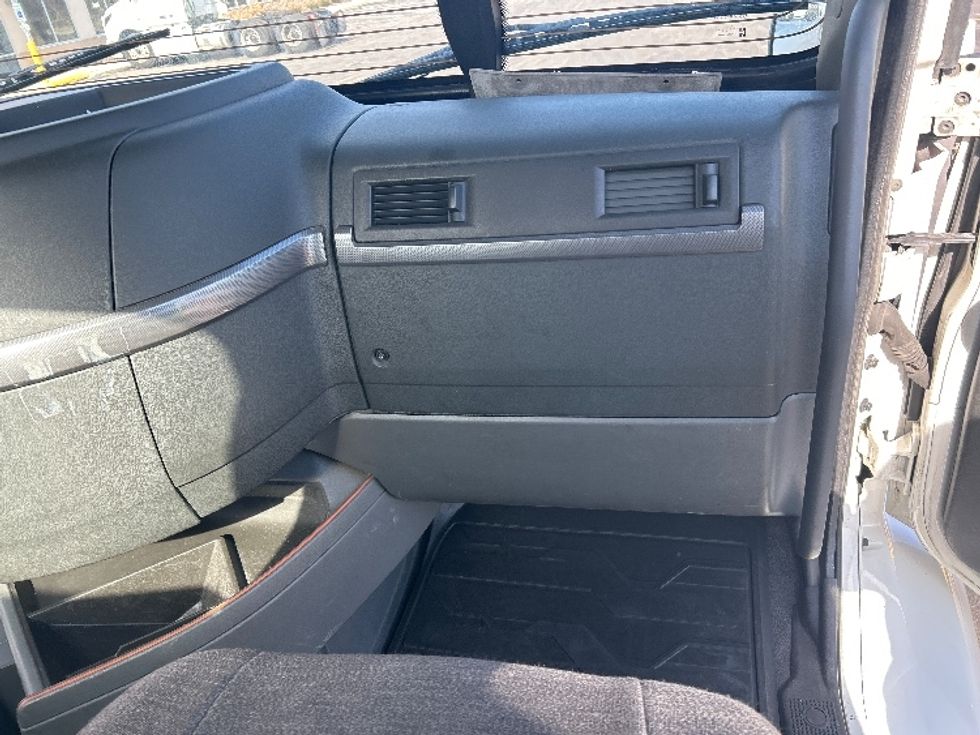 Day Cab Tractor-Heavy Duty Tractors-Volvo-2021-VNR64300-East Chicago-IN-587,672\n\t\tmiles-$ 31,500 - Image 11