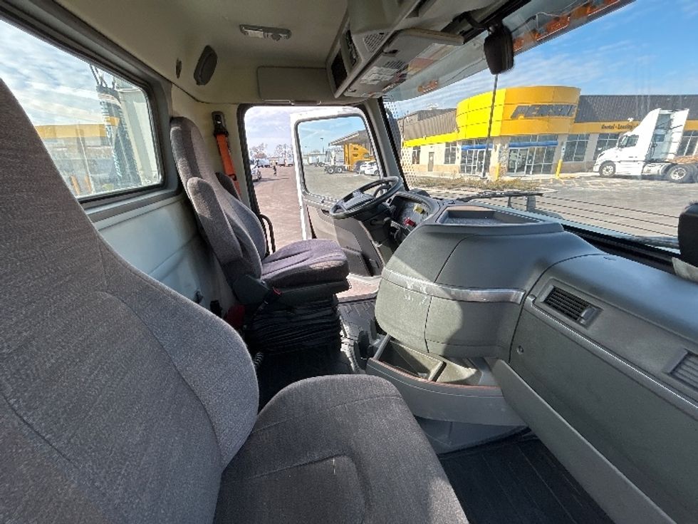 Day Cab Tractor-Heavy Duty Tractors-Volvo-2021-VNR64300-East Chicago-IN-587,672\n\t\tmiles-$ 31,500 - Image 12