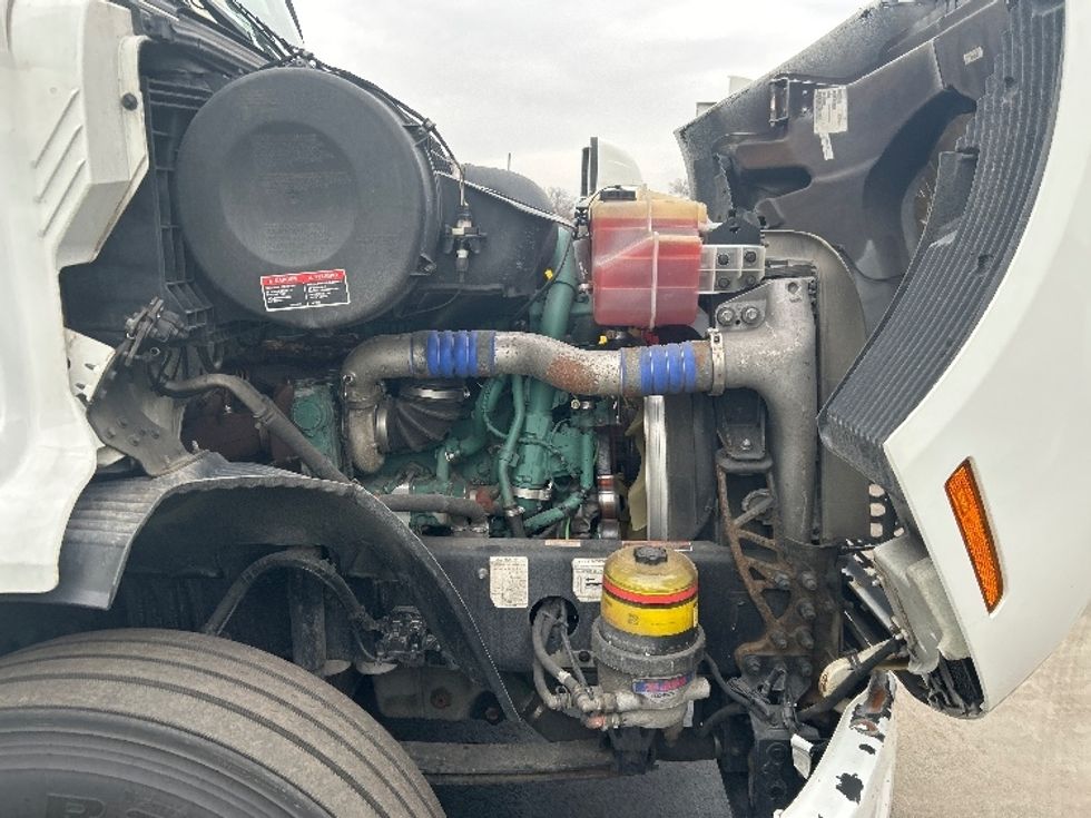 Day Cab Tractor-Heavy Duty Tractors-Volvo-2021-VNR64300-East Chicago-IN-587,672\n\t\tmiles-$ 31,500 - Image 13