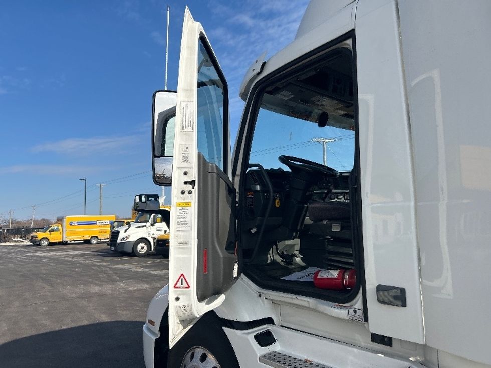 Day Cab Tractor-Heavy Duty Tractors-Volvo-2021-VNR64300-East Chicago-IN-587,672\n\t\tmiles-$ 31,500 - Image 7