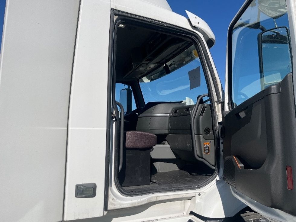 Day Cab Tractor-Heavy Duty Tractors-Volvo-2021-VNR64300-East Chicago-IN-594,212\n\t\tmiles-$ 30,750 - Image 10