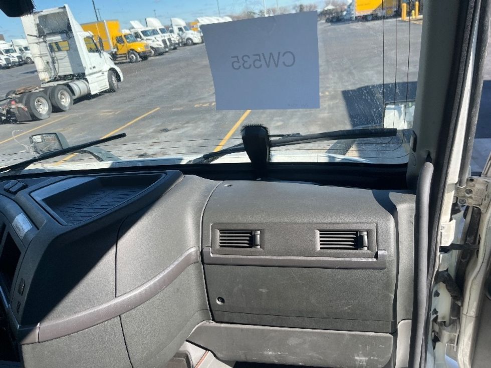 Day Cab Tractor-Heavy Duty Tractors-Volvo-2021-VNR64300-East Chicago-IN-594,212\n\t\tmiles-$ 30,750 - Image 11