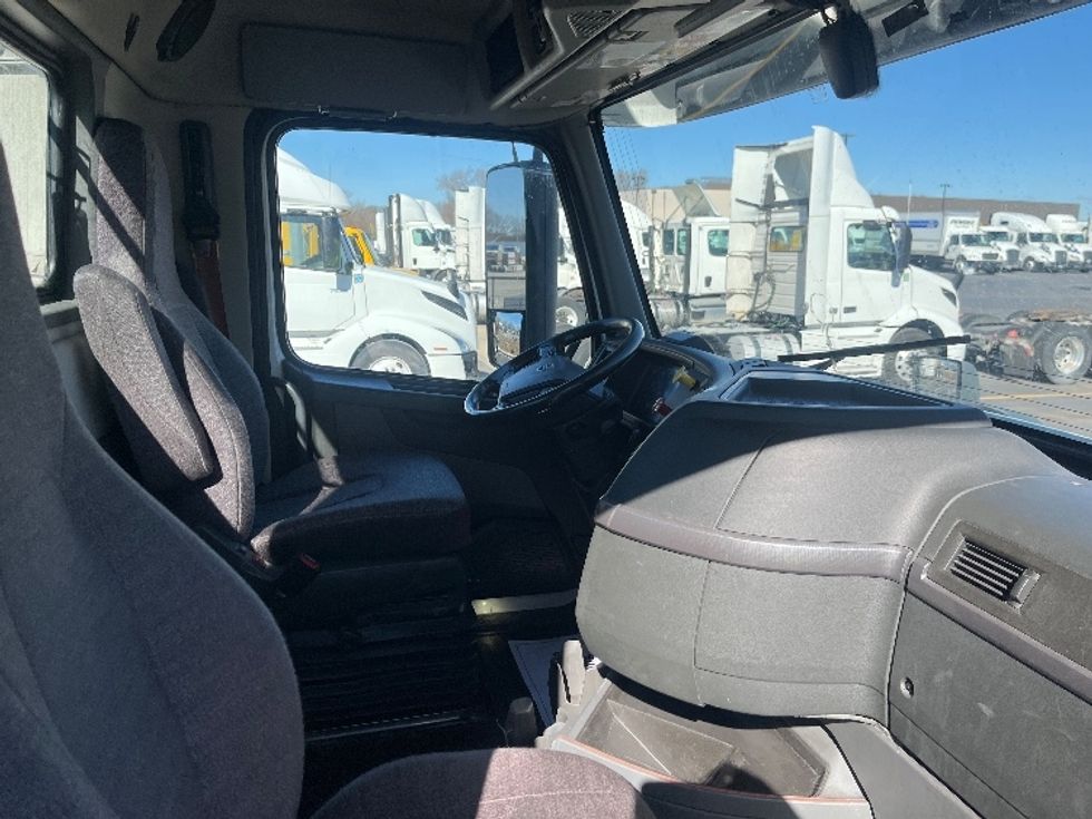 Day Cab Tractor-Heavy Duty Tractors-Volvo-2021-VNR64300-East Chicago-IN-594,212\n\t\tmiles-$ 30,750 - Image 12