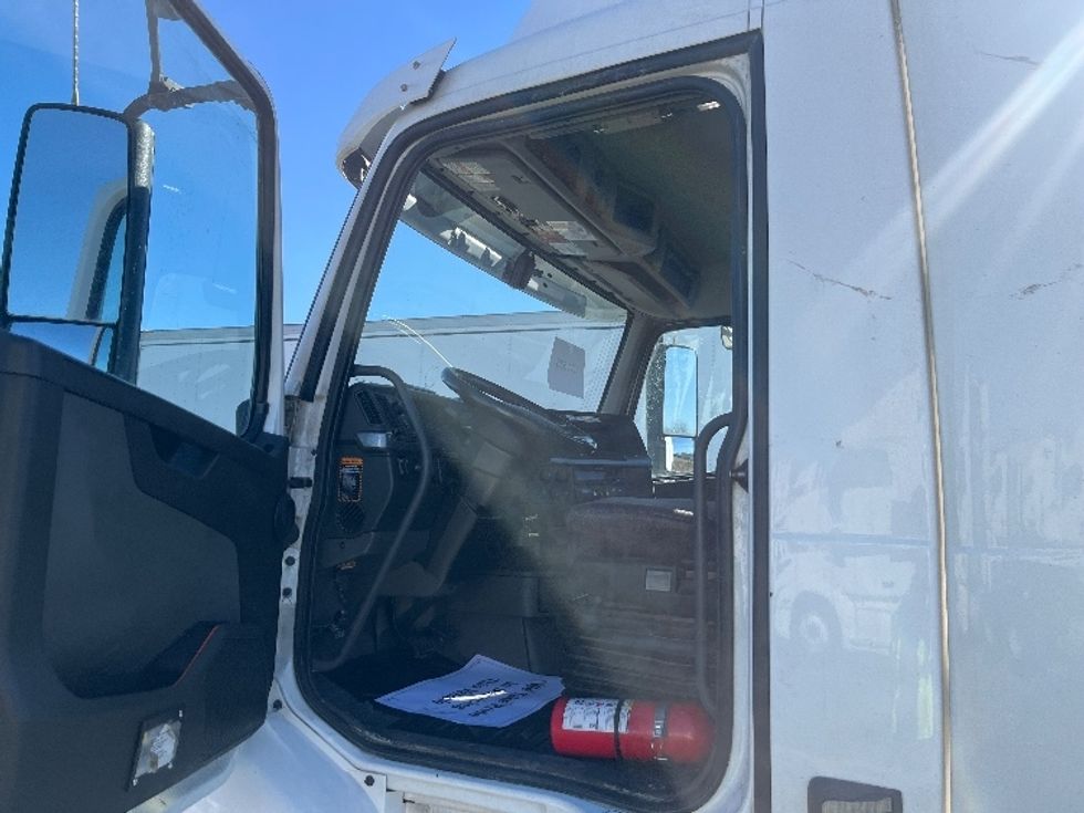 Day Cab Tractor-Heavy Duty Tractors-Volvo-2021-VNR64300-East Chicago-IN-594,212\n\t\tmiles-$ 30,750 - Image 7