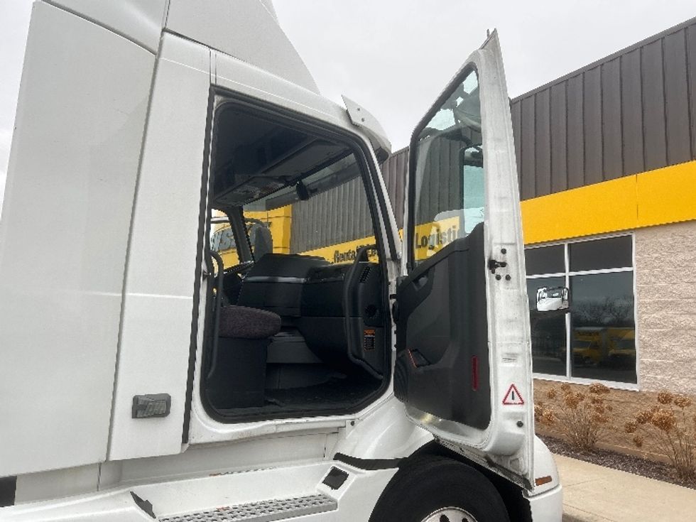 Day Cab Tractor-Heavy Duty Tractors-Volvo-2021-VNR64300-East Chicago-IN-598,078\n\t\tmiles-$ 30,250 - Image 10