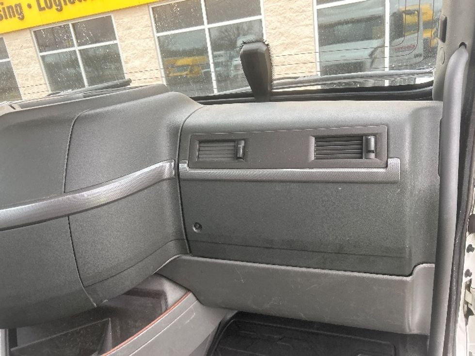 Day Cab Tractor-Heavy Duty Tractors-Volvo-2021-VNR64300-East Chicago-IN-598,078\n\t\tmiles-$ 30,250 - Image 11