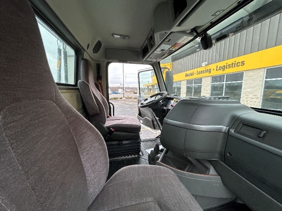 Day Cab Tractor-Heavy Duty Tractors-Volvo-2021-VNR64300-East Chicago-IN-598,078\n\t\tmiles-$ 30,250 - Image 12