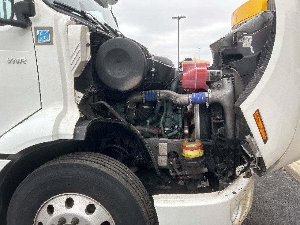 Day Cab Tractor-Heavy Duty Tractors-Volvo-2021-VNR64300-East Chicago-IN-598,078\n\t\tmiles-$ 30,250 - Image 14