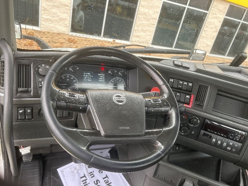 Day Cab Tractor-Heavy Duty Tractors-Volvo-2021-VNR64300-East Chicago-IN-598,078\n\t\tmiles-$ 30,250 - Image 9