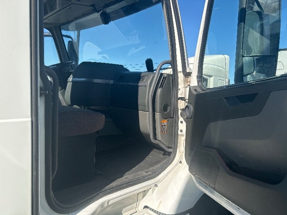Day Cab Tractor-Heavy Duty Tractors-Volvo-2021-VNR64300-East Chicago-IN-599,303\n\t\tmiles-$ 30,250 - Image 10