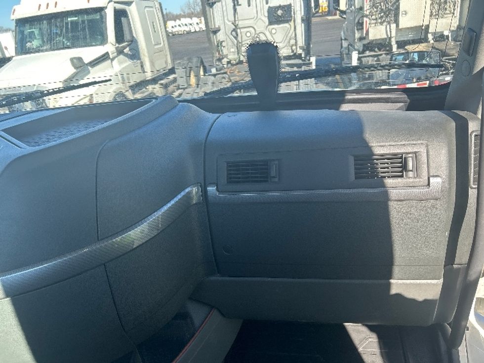 Day Cab Tractor-Heavy Duty Tractors-Volvo-2021-VNR64300-East Chicago-IN-599,303\n\t\tmiles-$ 30,250 - Image 11