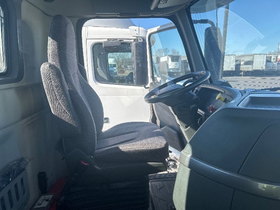 Day Cab Tractor-Heavy Duty Tractors-Volvo-2021-VNR64300-East Chicago-IN-599,303\n\t\tmiles-$ 30,250 - Image 12