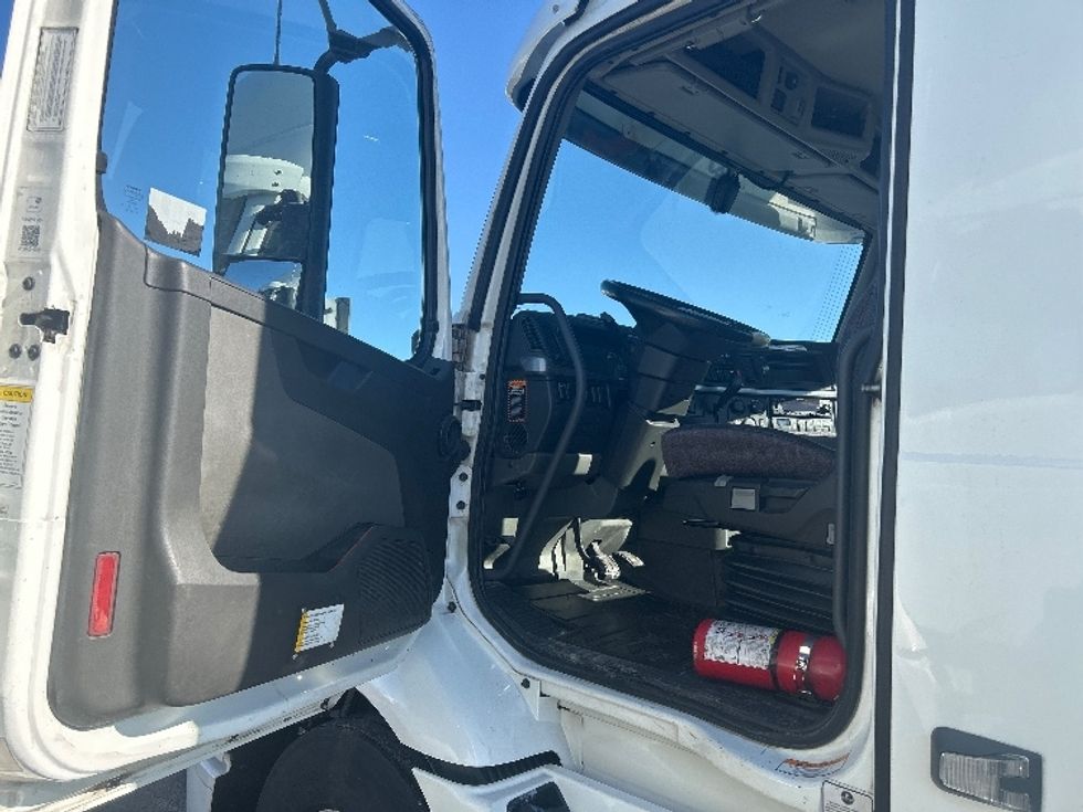 Day Cab Tractor-Heavy Duty Tractors-Volvo-2021-VNR64300-East Chicago-IN-599,303\n\t\tmiles-$ 30,250 - Image 7