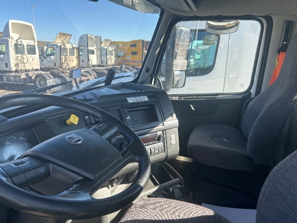Day Cab Tractor-Heavy Duty Tractors-Volvo-2021-VNR64300-East Chicago-IN-599,303\n\t\tmiles-$ 30,250 - Image 8