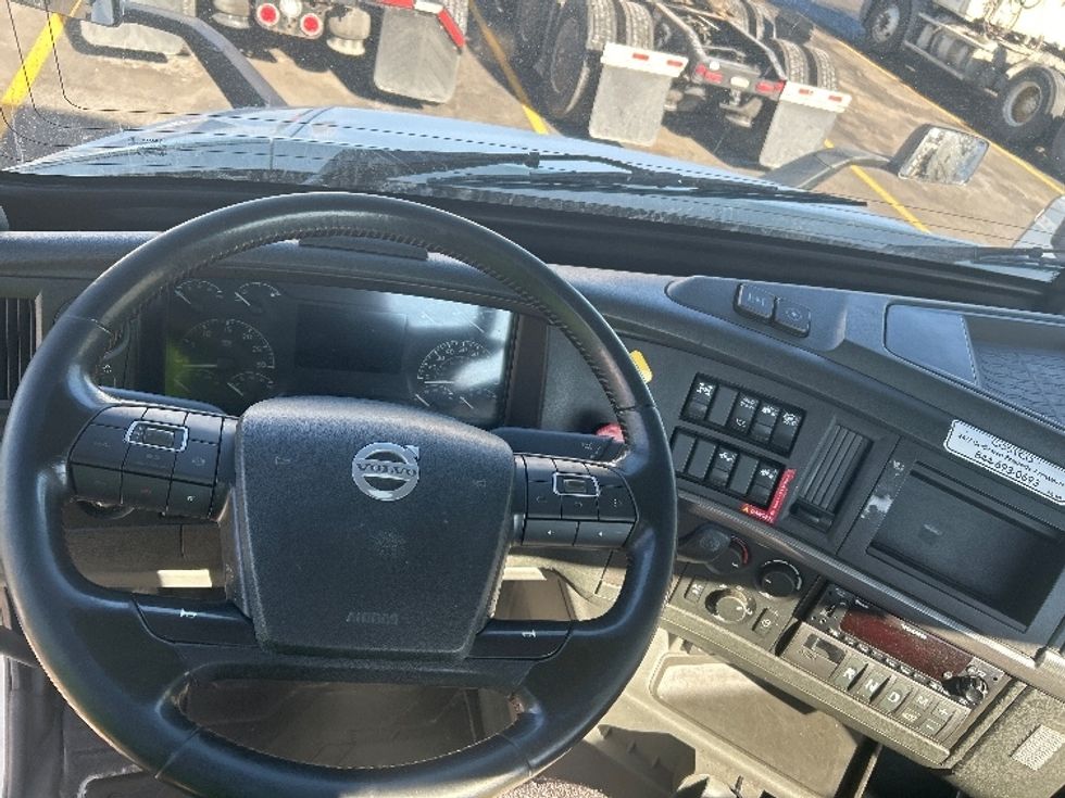 Day Cab Tractor-Heavy Duty Tractors-Volvo-2021-VNR64300-East Chicago-IN-599,303\n\t\tmiles-$ 30,250 - Image 9