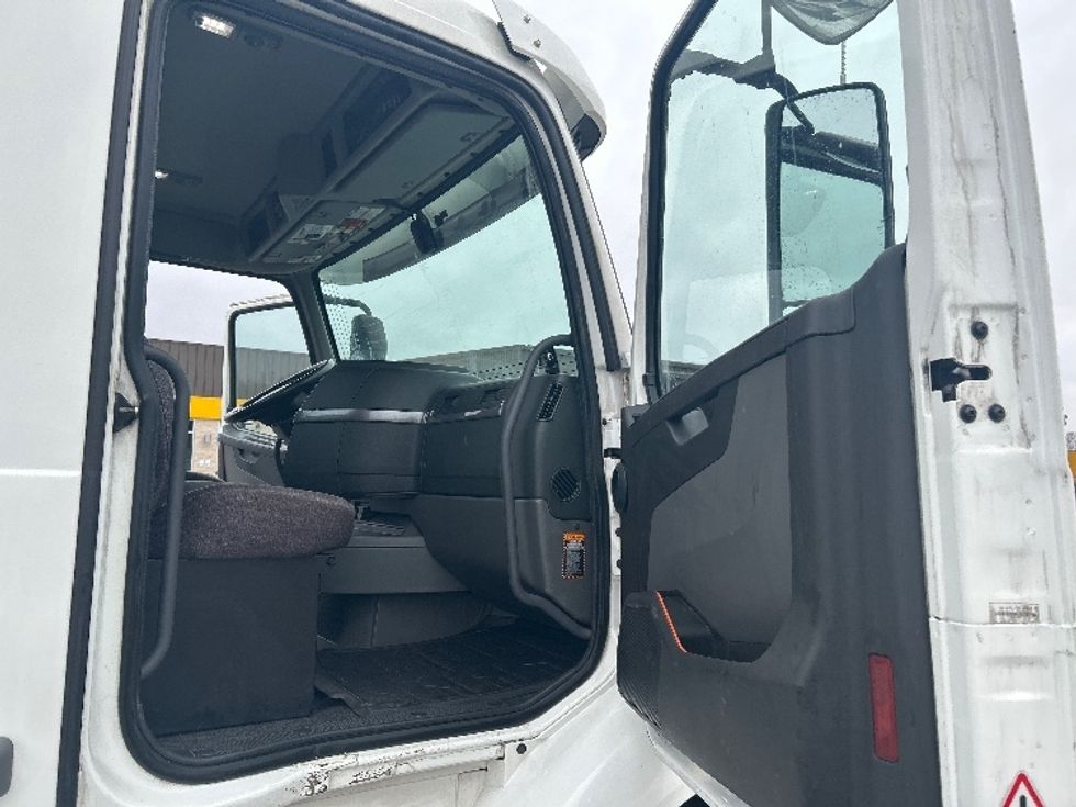 Day Cab Tractor-Heavy Duty Tractors-Volvo-2021-VNR64300-East Chicago-IN-603,191\n\t\tmiles-$ 29,750 - Image 10