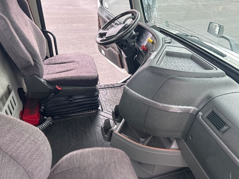 Day Cab Tractor-Heavy Duty Tractors-Volvo-2021-VNR64300-East Chicago-IN-603,191\n\t\tmiles-$ 29,750 - Image 12