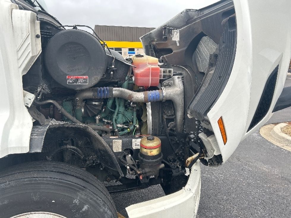 Day Cab Tractor-Heavy Duty Tractors-Volvo-2021-VNR64300-East Chicago-IN-603,191\n\t\tmiles-$ 29,750 - Image 13