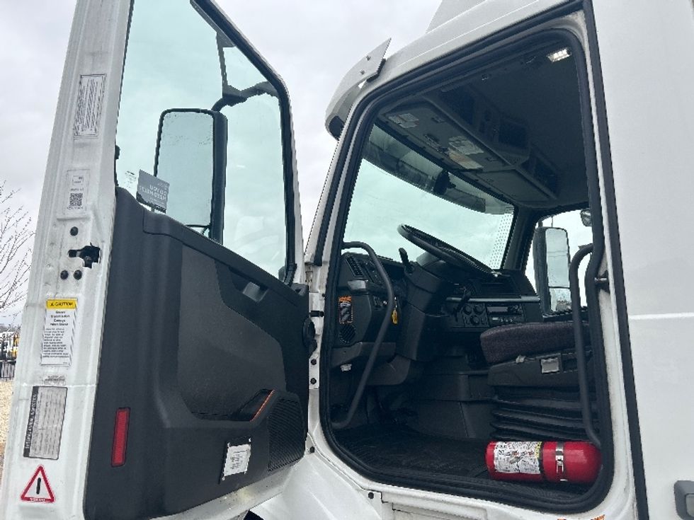 Day Cab Tractor-Heavy Duty Tractors-Volvo-2021-VNR64300-East Chicago-IN-603,191\n\t\tmiles-$ 29,750 - Image 7