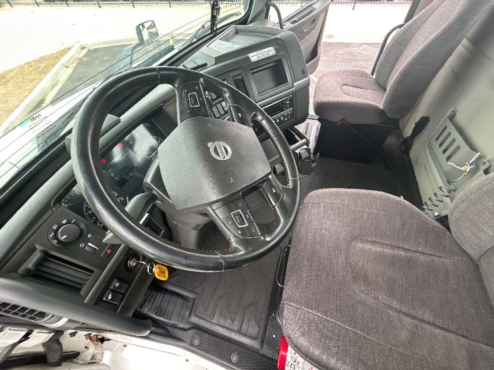 Day Cab Tractor-Heavy Duty Tractors-Volvo-2021-VNR64300-East Chicago-IN-603,191\n\t\tmiles-$ 29,750 - Image 8
