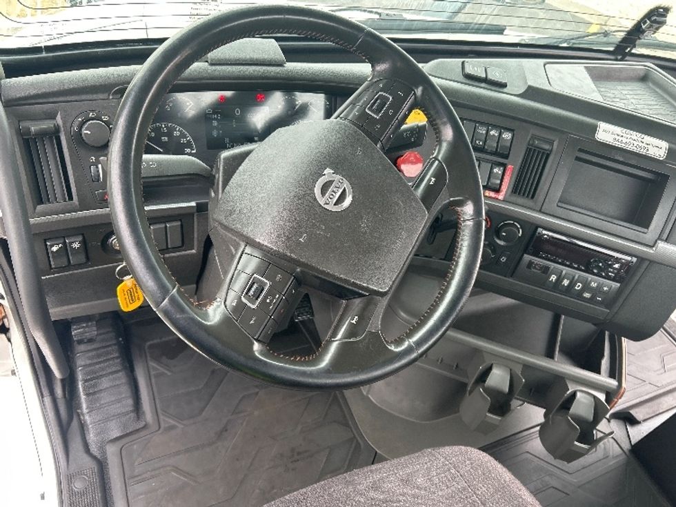 Day Cab Tractor-Heavy Duty Tractors-Volvo-2021-VNR64300-East Chicago-IN-603,191\n\t\tmiles-$ 29,750 - Image 9